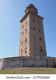 Scenic Tower of Hercules in Europe A Coruna Stadt in Galizien in Spanien, klarer blauer Himmel im Jahr 2019 warmer Sonnentag im September - Vertikal