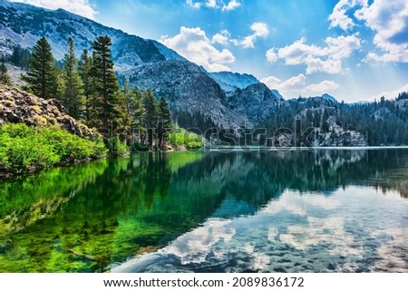 Scenic view of Arrowhead Lake and Sierra Nevada mountains near Mammoth Lakes, California