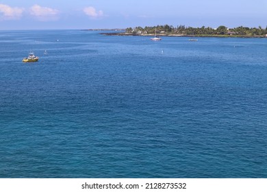 A Scenic View Of The Boats Sailing In The Oneo Bay  Kona, Hawaii