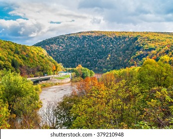 A scenic view of the Delaware Water Gap National Recreation Area between New Jersey and Pennsylvania.