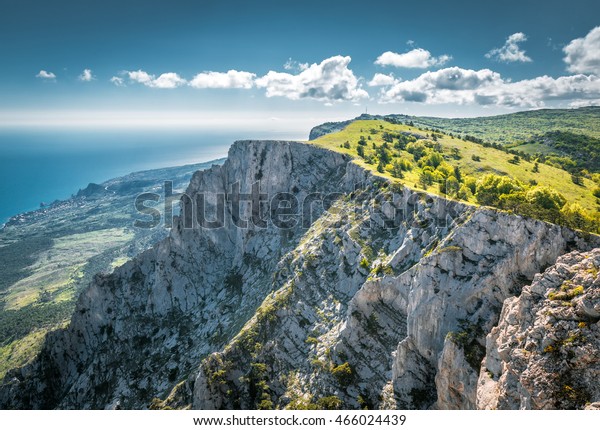 ロシア クリミアの夏の黒海の上にあるアイペトリ山の景色 クリミアの最高峰の一つで 観光名所の一つです 晴れた日にクリミア海岸の美しいパノラマ の写真素材 今すぐ編集