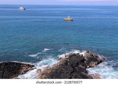 A Scenic View Of Oneo Bay And Black Volcanic Rock On The Shoreline In Kona, Hawaii