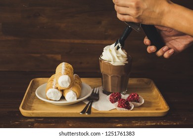 Schaumrolle with hot chocolate plate 