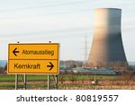 Schild Atomausstieg neben Kernkraftwerk