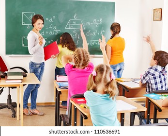 Schulkind mit Lehrer im Klassenzimmer.