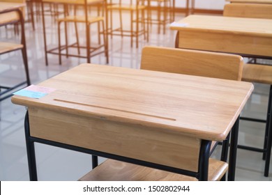 Leere Klassenzimmer oder Räume für Vorlesungen mit Schreibtischen Stühlen aus hellem Holz ohne junge Studierende und Vorbereitung auf die Prüfung oder Studium der Sekundarstufe. Zurück zum Schulkonzept