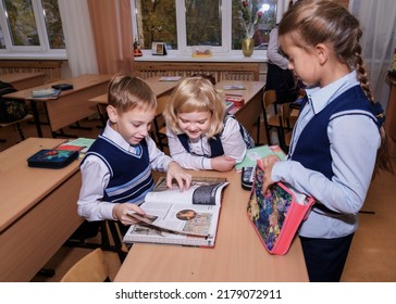 School, Kyiv, Ukraine - October 03, 2016: Schoolchildren In The Classroom Are Speaking About A Book. Lessons In Elementary School