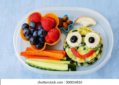 boîte à déjeuner scolaire pour les enfants avec de la nourriture sous forme de visages amusants. le soir. mise au point sélective