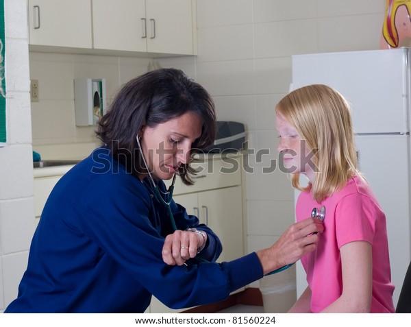 Infirmiere Scolaire Avec Stethoscope Controlant Le Photo De Stock Modifiable Infirmiere Scolaire Avec Stethoscope Controlant Le Photo De Stock Modifiable