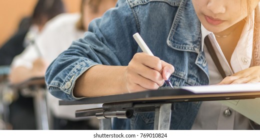 Schulschüler nehmen Prüfung, denken hart, schreiben Antwort in den Klassenraum für den StudentenAufnahmetest und das Konzept des Weltlese-Tag-Konzepts