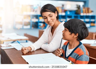 Escuela, profesor y alumno con deberes, aula y ayuda de niño, cuaderno y sonrisa de mujer. Educación, niño y educador en primaria, conocimiento y aprendizaje con becas y jóvenes