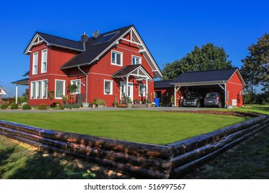 Schwedenhaus in rot mit Carport und Garten