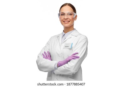 concepto de ciencia y profesión - mujer científica sonriente feliz en gafas y guantes con el nombre en la bata de laboratorio