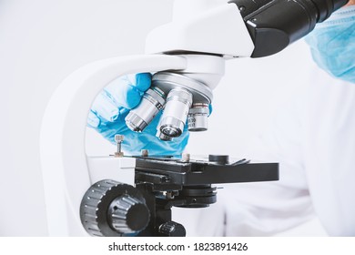 Der Wissenschaftler durchsucht ein Mikroskop in einem Labor. Medizinisches und pharmazeutisches Konzept. Laborforschung, medizinische und wissenschaftliche Forschung. Blut-, Virus-, Biologietests.