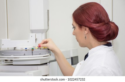 Scientist put the samples on autosampler for analysis.