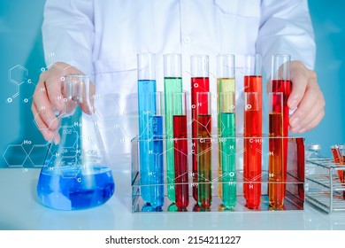 Scientists are preparing test tubes containing a large number of chemical and chemical structural formulas in the Science Laboratory to research antiretroviral drugs, a future world maintenance idea.