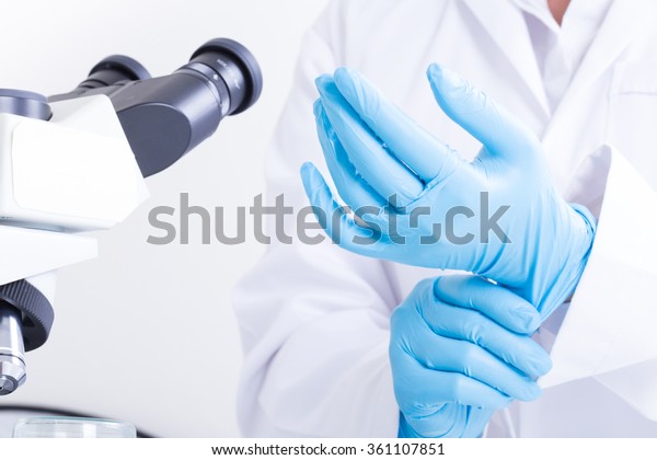 科学者は手袋をはめる の写真素材 今すぐ編集