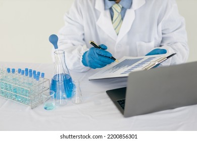 Scientists Work With In Vitro Reagents In Laboratories And Draw Conclusions From Their Research.