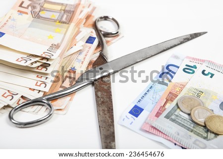 the scissors between poverty and wealth goes further apart, illustrated with euros