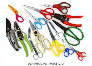Tijeras para varios tipos de corte, como para usar con tela, papel, chapa industrial, garras de cangrejo de corte en mesas de comedor, tijeras de plástico para niños o tijeras para cortar ramas.