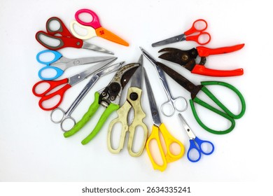 Tijeras para varios tipos de corte, como para usar con tela, papel, chapa industrial, garras de cangrejo de corte en mesas de comedor, tijeras de plástico para niños o tijeras para cortar ramas.