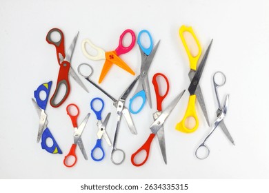 Tijeras para varios tipos de corte, como para usar con tela, papel, chapa industrial, garras de cangrejo de corte en mesas de comedor, tijeras de plástico para niños o tijeras para cortar ramas.
