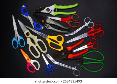 Tijeras para varios tipos de corte, como para usar con tela, papel, chapa industrial, garras de cangrejo de corte en mesas de comedor, tijeras de plástico para niños o tijeras para cortar ramas.