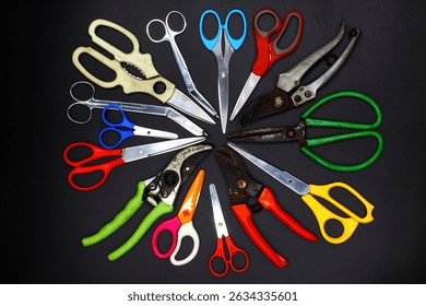Tijeras para varios tipos de corte, como para usar con tela, papel, chapa industrial, garras de cangrejo de corte en mesas de comedor, tijeras de plástico para niños o tijeras para cortar ramas.