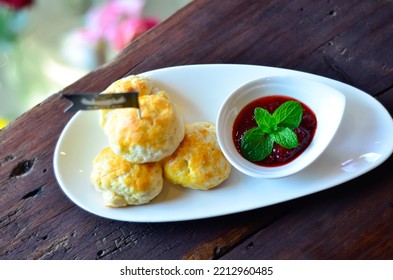 Scones Strawberry Jam Is A Snack That Is Classified As Quick Bread, But Is A Bread That Can Rise With Baking Powder.