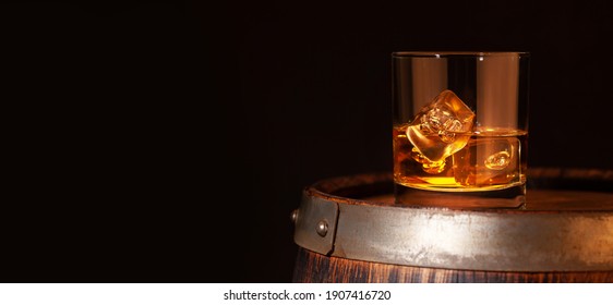 Schottisches Whiskey-Glas und altes Holzfass. Mit Kopienraum