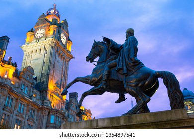 Scotland, Edinburgh, Aout, 25, 2018-Statue of Wellington on horseback silhouetted against a blue sky, with the clock tower of Balmoral Hotel in the background