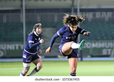 Scotland Stand Off Lisa Martin (10) Puts A Kick In - In The Scotland V England Ladies 6 Nations Championship Game. Scotstoun Stadium, Glasgow, UK : 23 February 2018 : Pic Mick Atkins