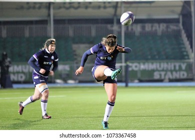 Scotland Stand Off Lisa Martin (10) Puts A Kick In - In The Scotland V England Ladies 6 Nations Championship Game. Scotstoun Stadium, Glasgow, UK : 23 February 2018 : Pic Mick Atkins