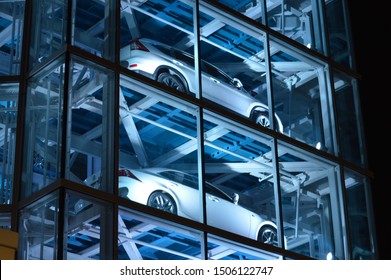 Scottsdale, AZ / USA - Sept 15 2019: CARVANA Car Vending Machine In Glass Tower