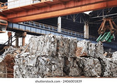 Cajón de chatarra, apretando chatarra no ferrosa en un cubo. Reciclaje de residuos de metales.