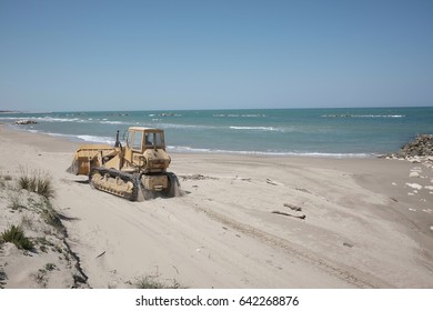 Scraper to work on the beach