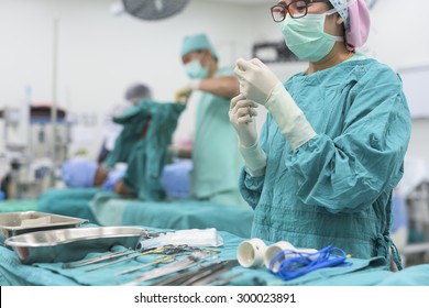 scrub nurse prepare medical instruments