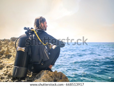 Similar – Foto Bild Glücklicher Mann, der Tauchkleidung und -ausrüstung trägt und lächelt, während er am Strand aus dem Wasser steigt.