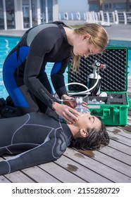 Scuba Diving rescue course skills providing oxygen to injured or unconscious diver