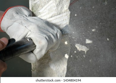 sculptor at work, sculpt the stone
