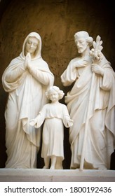 Escultura de la santa familia a la entrada de la iglesia de San José en Nazaret, Israel