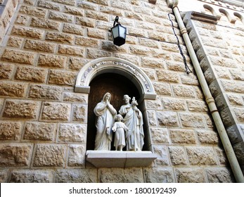 Escultura de la santa familia a la entrada de la iglesia de San José en Nazaret, Israel