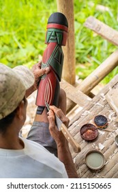 Escultura de una máscara (arte indígena) en la comunidad indígena Yagua, Parque Nacional Amacayacu, Amazon, Colombia.