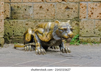 Sculpture of a tiger made of metal.