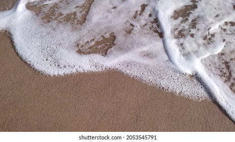 Sea ​​water Bubbles And Clean Sand On The Beach Hd Background