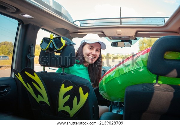 sea car travel trip smiling woman driver in\
car full of vacation stuff copy\
space
