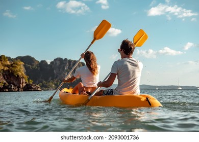 Kayak de mar o canoa con una pareja joven de kayaks en la bahía tropical. Bahía de Phranang, Krabi, Tailandia
