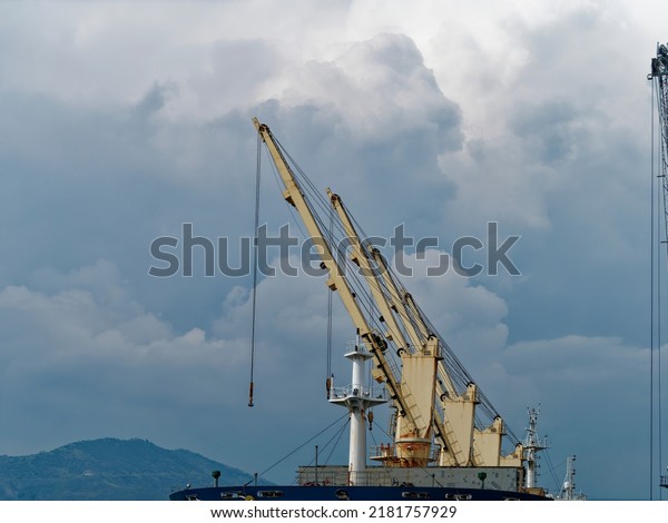 Sea transportation\
of grain. Bulk carrier