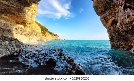 Meerblick von innen in einer Höhle von Punta Corvo Beach (Monte Marcello, Ameglia, Italien). 