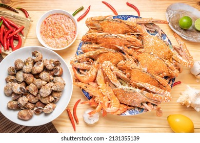 Seafood dish, steamed and cooked blue crab and areola babylon or spotted babylon , served with Thai spicy and sour seafood dipping sauce.
